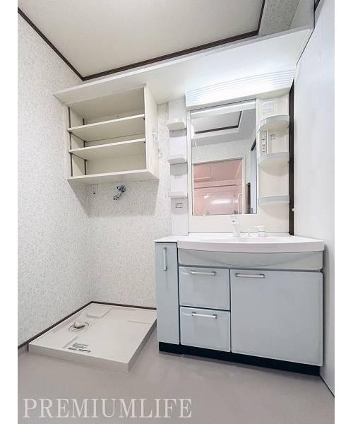 三面鏡付き洗面化粧台を採用し、身支度がスムーズに整う快適な空間です