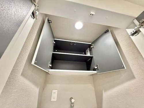 【洗面所】上部の吊戸棚には日用品を収納することもできランドリースペースをスッキリとお使いいただけます。