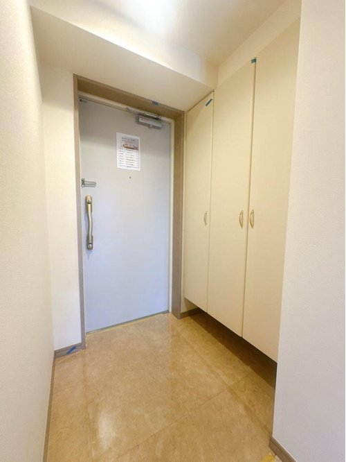 住まう人も来客も入った時にワクワクさせてくれるオシャレな玄関♪
収納もたっぷりあるので、靴がたくさんあっても安心!
気持ちの良い朝は、毎日ここからスタートしていきます♪