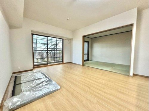 家族が自然と集まる中心空間として、快適性とデザイン性を両立した魅力的なリビングです。