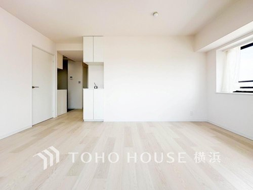 【Living room】
明るく開放的な空間が広がるLDK。室内には豊かな陽光が注ぎ込み、爽やかな住空間を演出。ホームパーティーでもゲストと一緒に料理を楽しみながら楽しい時間を過ごせそう。