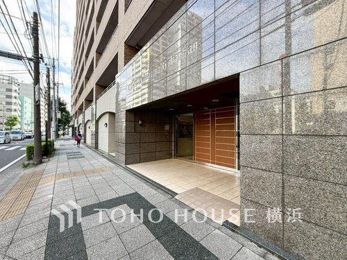 【Entrance】
上質感漂うエントランス。めまぐるしく過ぎ行く日々の中でゆったりとした休息と癒しを提供してくれる居住者のプライベート空間があります。