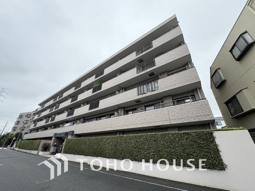【外観】
爽やかな青空の下に贅沢なほどに降り注ぐ陽光、豊かな居住性と、クオリティが見事に調和した住空間は、住まうことの喜びを感じさせてくれます。