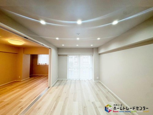 大きな窓の明るいリビング♪収納も完備しているので、お部屋はスッキリ快適なプライベート空間になります♪