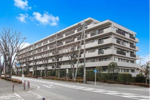 ステージ山手台サウス二番館周辺は整然とした戸建て住宅街が広がり、大型スーパー、ドラッグストアが至近です。