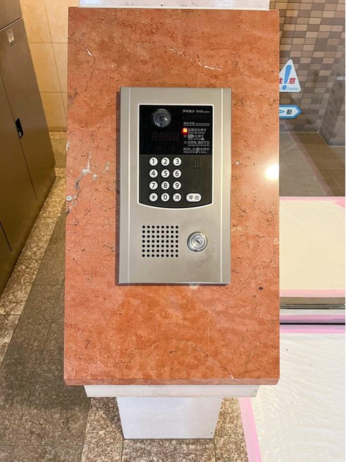 当マンションはオートロック完備であり、防犯面も配慮されたマンションです。