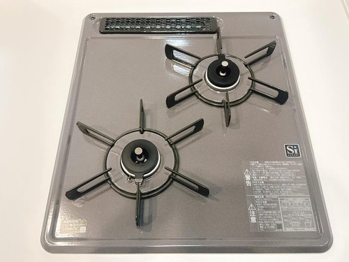 トッププレートには、サッと拭くだけで汚れが落ちるお手入れのしやすい素材を採用。