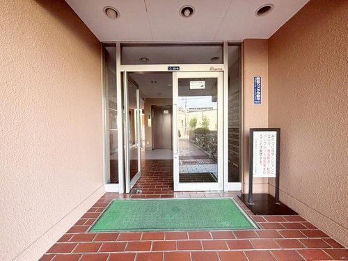 玄関アプローチは毎日使うため大事な空間です。明るく綺麗なのは全体をしっかり管理している証拠です。