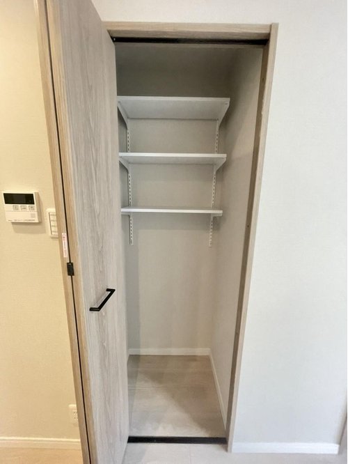 カップボードとしてもお使いいただけるキッチン横収納