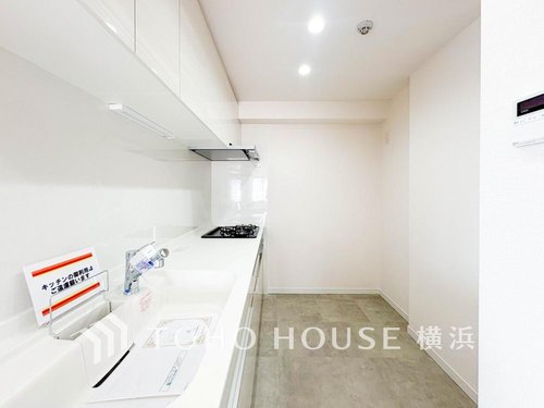 【Kitchen】
手元の収納から、足元の収納までが全てスライド式で、奥のスペースまで有効に活用できます。奥まで上から見渡せるので、たまにしか使わない調理器具もサッと取出せます。