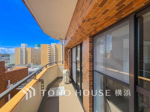 【Balcony】
広いバルコニーは、暮らしの中での光と風を演出してくれています。見事なまでの開放的な空間をお楽しみください。