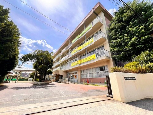 朝霞第三中学校まで700m 周辺は住宅街で人通りもあり安心です。