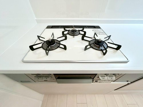 三口コンロで時短調理。同時に沢山の料理が調理でき、焼く・蒸す・煮るの工程を同時進行で進めることができます。また、コンロの数が多いだけではなく、同時に3種類の火力を使い分けでき、料理好きにはお勧めです。