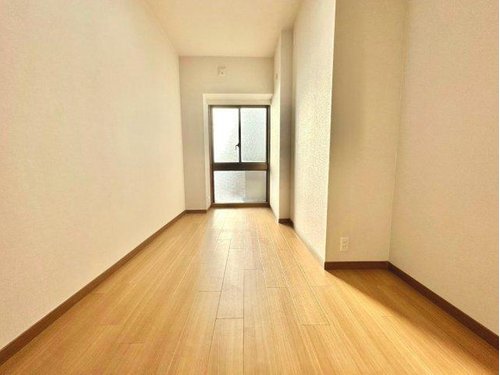 静かな環境で落ち着いた時間を過ごせる、プライベート性の高い洋室となっています。