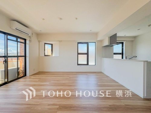 【Living room】
柔らかな色合いのフローリングと清潔感の溢れるクロスが明るい空間を創り出しているリビングダイニング。憩いの場に相応しく、ここで楽しむ家族の時間が絆をより深めてくれそうです。