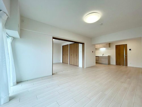 喧噪を離れた穏やかな環境に佇む本マンションは、都市では得がたい開放感あふれる暮らしをお楽しみいただけます。外観デザインもスマートなラインで気品に溢れ、優しさの中にも格調の高さが感じられます。