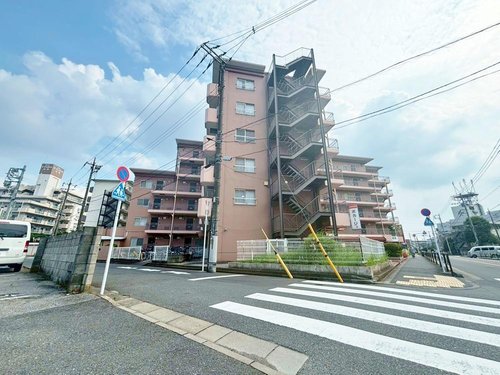 街に溶け合う美しい景観を生みだしているにも関わらず、採光や風通しを考えて設計された間取り。近隣との視線を考え、街全体で調整される窓位置。お住まいになるご家族の心地よさを最優先しました。