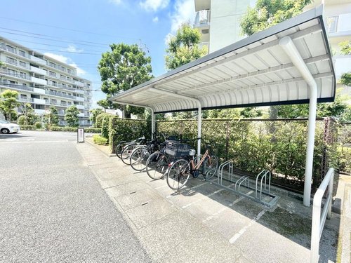 【駐輪場】
雨の日も嬉しい屋根付き駐輪場です。
