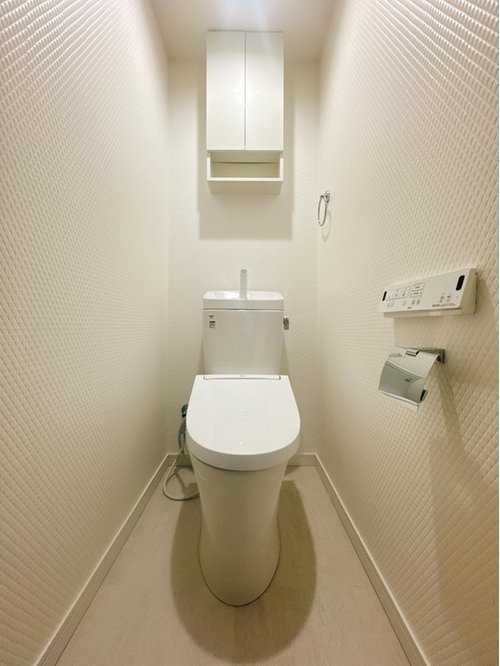 白を基調とした、清潔感あふれるスタイリッシュなトイレ空間。