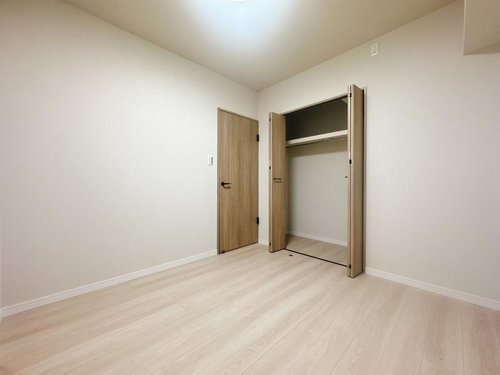 ベッドを配置してもゆとりがあり、一日の疲れを心地よく癒せる寝室