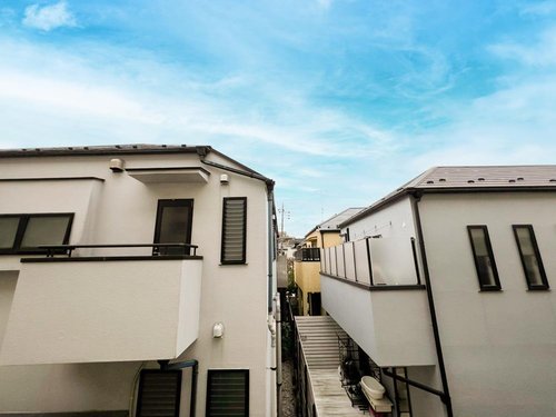 上階は視界が開けた抜け感のある眺望、下階は落ち着いた住宅街の街並みを間近に感じられる景色。お好みのフロアをお選びいただけます。