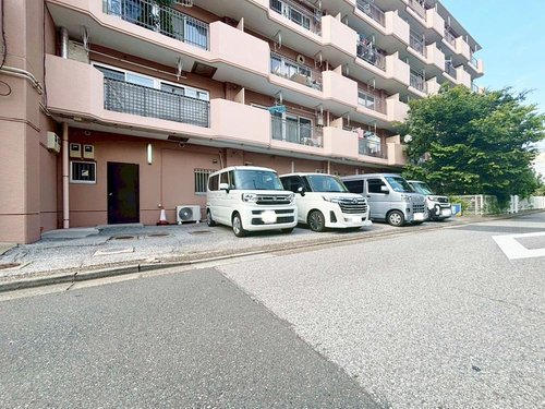 駐車操作が苦手な方でも楽々停めれる駐車スペースです。