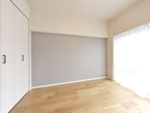 上品なグレーのアクセントクロスが、都会的で落ち着いた雰囲気を演出しています。
ご内見希望・資料請求などお気軽にご連絡ください!
03-3789-7777