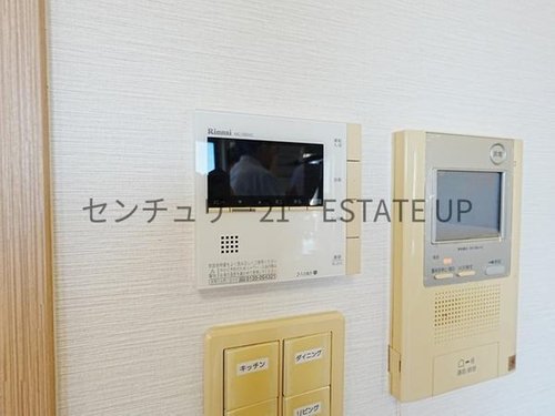 【同仕様設備】
ボタンひとつでお湯張り・温度調整が簡単操作!給湯リモコンで毎日のバスタイムを快適・便利にサポートします。
