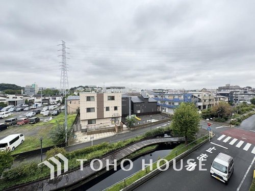 【眺望】
気持ちのいい空が見渡せる広いバルコニー。爽やかな風を感じて、心躍る素敵な暮らしがはじまります。通風・採光にも優れ、心地よい光と風があふれています♪