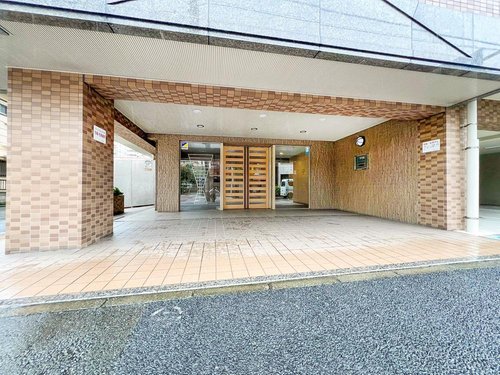 建物の顔となるエントランスには、煌びやかなデザインが用いられていて、上質な印象を与えます。
