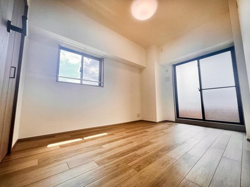 西側の洋室はバルコニー付きの2面採光で、明るく開放的な空間です!自然光がたっぷり差し込み、心地よい時間を過ごせるお部屋です。