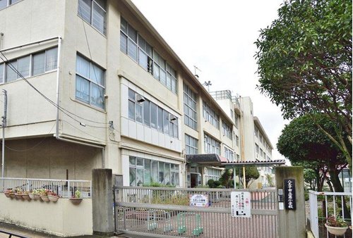 第一小学校まで344m 健康な子・進んで学ぶ子・心豊かでみんなのために働く子を教育目標に、他人の気持ちを慮り、他人の立場に立って行動できる児童を育てます。住宅街の中にあるので、安心して通学できます。