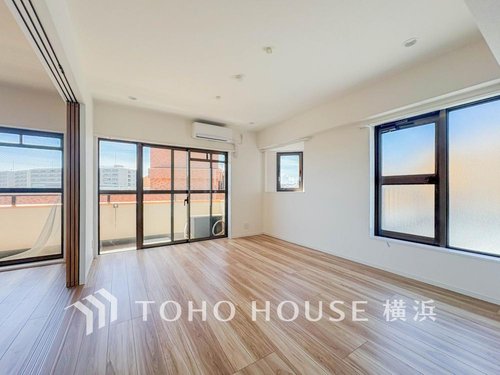 【Living room】
一日の中で多くの時間を過ごすことになる住まいだからこそ、いつも穏やかな空間であるように心掛けています。構成する建材などへの配慮が、住まう方の健康を守ります。