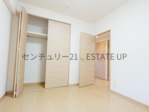 【洋室】
クローゼットがあるのですぐに着替えができ便利です♪