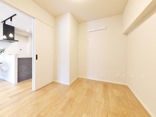 リビングと隣接した洋室は、扉を開放すれば広々とした一体空間に。ライフスタイルに合わせて柔軟に使えます。