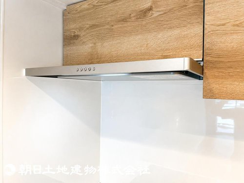 調理中の煙やニオイをしっかり吸収する高性能レンジフード完備