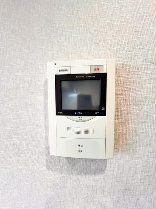 モニター付きインターフォンを完備しており、来訪者を確認してから対応できる安心設計です。