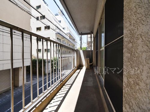 心地よい光と風が注ぎ込む南向きバルコニーです!
