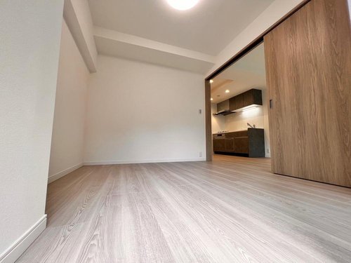 南側のお部屋には陽が当たり、朝目覚めるときは自然光で気持ちよく起きることができます。可動式の間仕切りのためリビングを広く使うこともでき、柔軟性のある居室となっています。