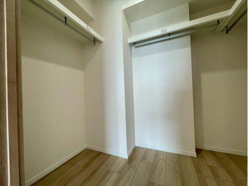 洋室の横にウォークインクローゼットがついていて、すっきりと片付けられます。