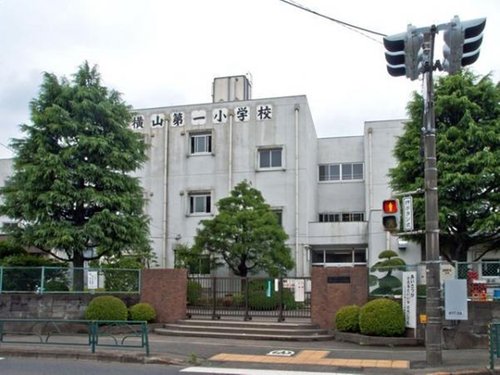 横山第一小学校まで889m 元気な子・考える子・助けあう子を教育目標に、知性・感性・道徳心及び体力のバランスのとれた人間性豊かな子どもを育成します。校内に学童保育所があり、教育環境が整っています。