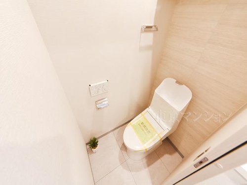 温水のやさしさで、清潔感と心地よさを。温水洗浄便座で毎日のトイレが変わる。