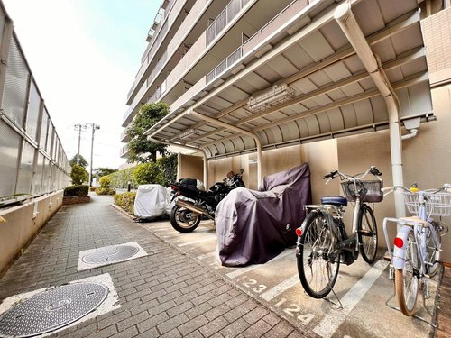 バイク置き場完備。空き状況は物件担当者までお問合せ下さい。