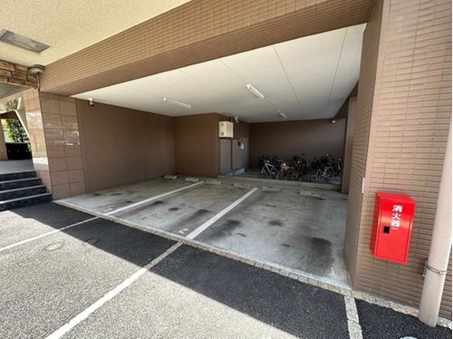 【駐車場】
駐車場が完備されていると、車での通勤や買い物が快適になります。敷地内に駐車できるため安心で、雨の日でも荷物の積み下ろしがスムーズに行えます!