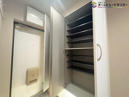 清潔感があり、纏まった空間にして頂けるようにゆとりのあるシューズボックスを設置しました。
