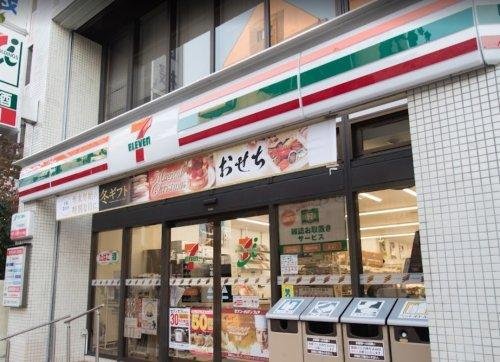 セブンイレブン 八王子桑並木通り店まで132m 軽食や飲み物をはじめ、売店で扱うさまざまな商品を用意しているため急なご多用にも大変便利です。24H営業/ATM/お酒/たばこ/揚げ物惣菜/セブンカフェ/マルチコピー機/セブンスポット(無料WiFi)
