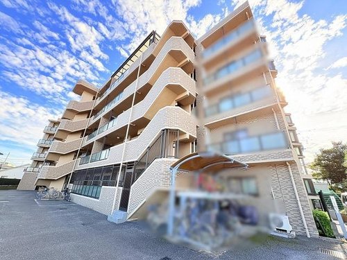 青空の下で心地よい存在感を放つ、穏やかな日常の舞台となる佇まい。
