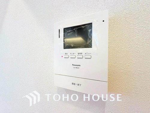 【TVモニター付きインターホン】
こんな時代だからこそ、安心の設備ですね!
お顔を確認してから、来訪者のご対応ができます。