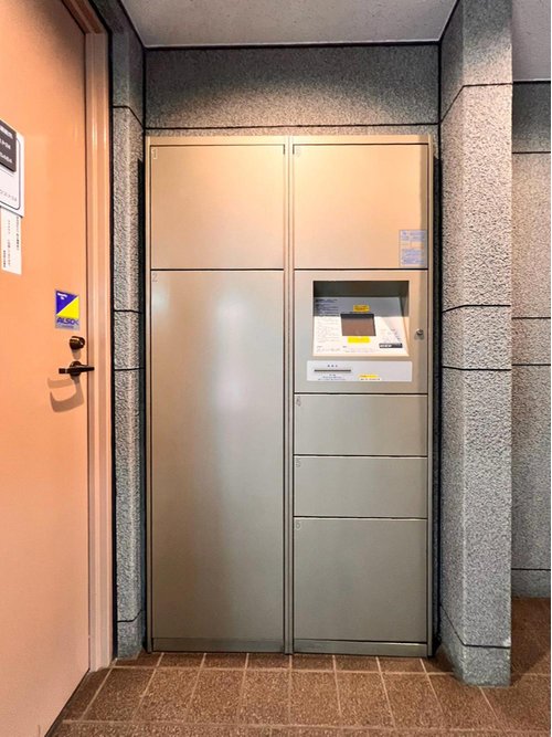 宅配ボックスを完備しており、不在時でも荷物を受け取れる便利な設備です。