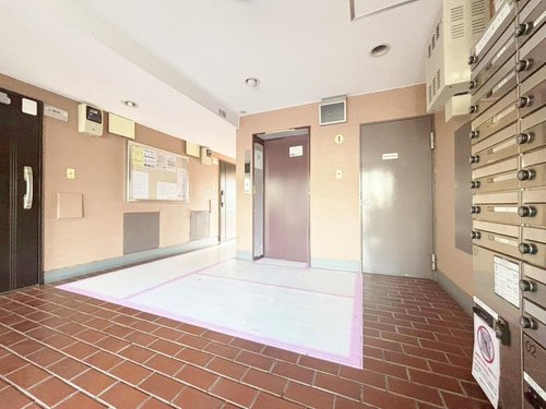 明るい基調のエントランスは毎日の帰り道が自然と足早になるような空間となっております。